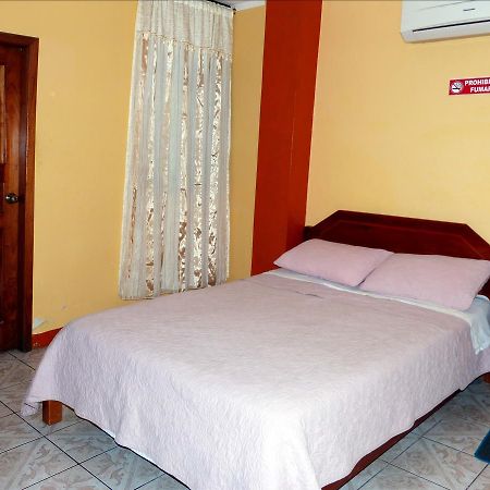 Hostal Leon Dormido Puerto Baquerizo Moreno Dış mekan fotoğraf